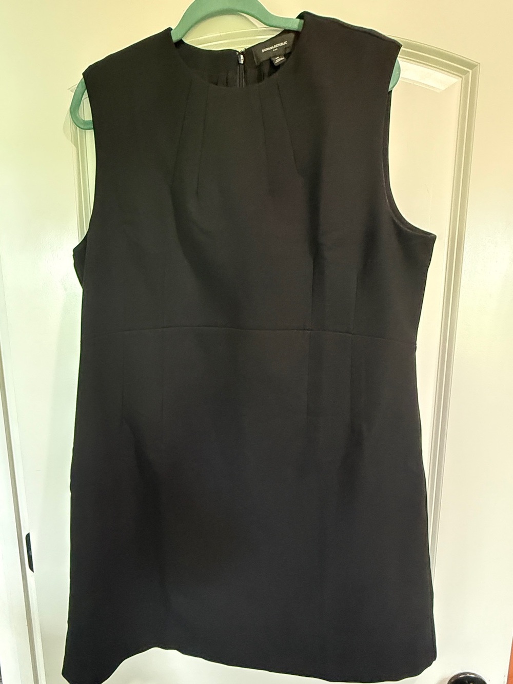 Banana Republic Black Sleeveless Crewneck Shift Mini Dress. Size 18.